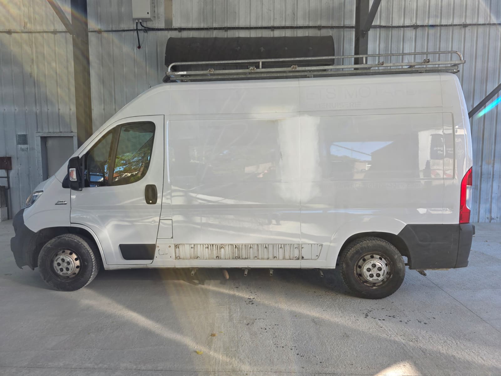 Utilitaire blanc avant marquage