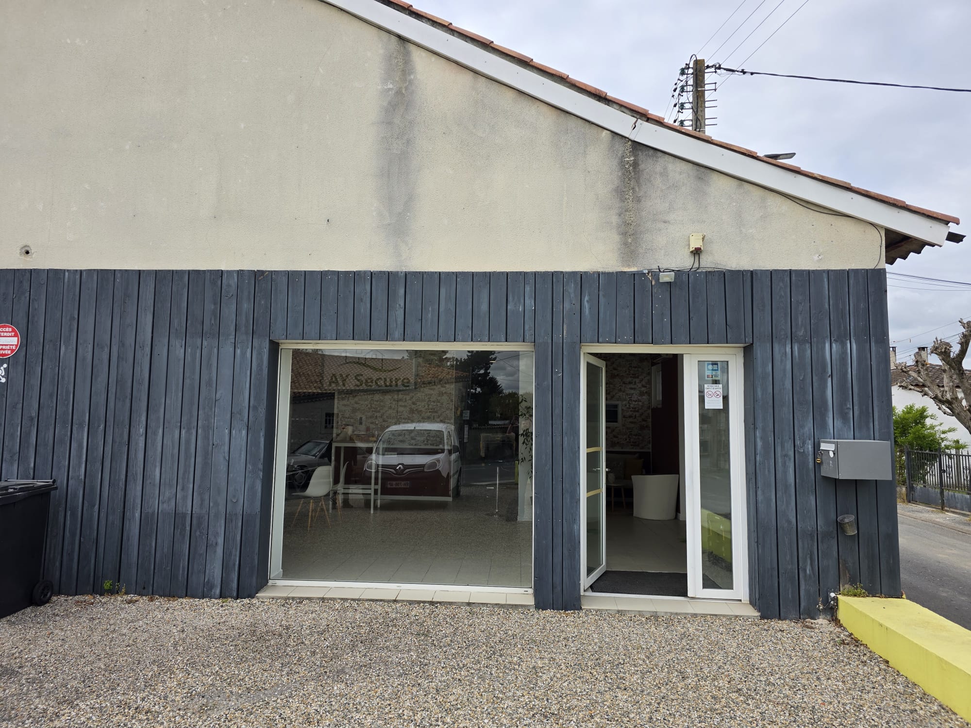 Façade AY Secure avant marquage vitrine
